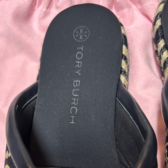 Tory Burch perfect Navy and Tan Patterned Sandals 8 NEW - Picture 2 of 4